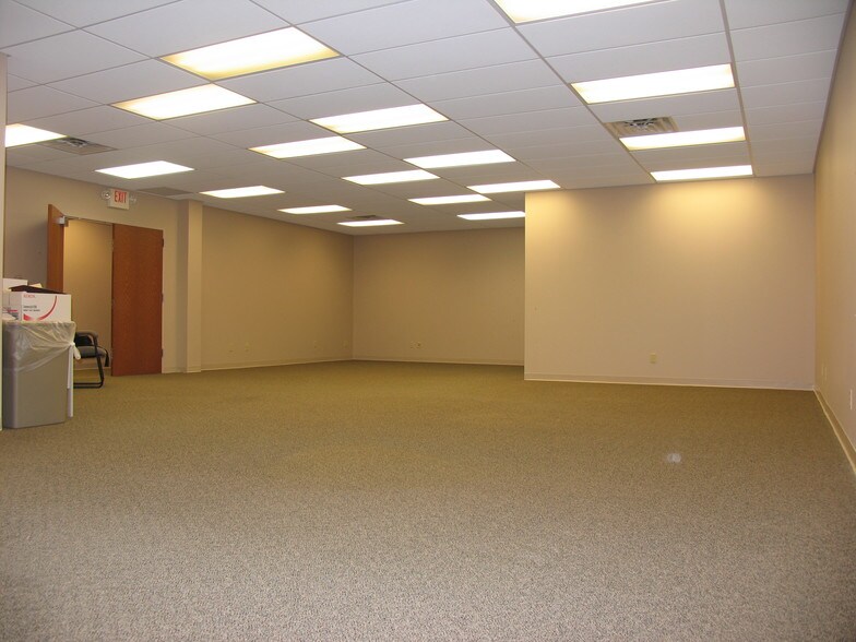 More Photos Of 1124 Hartman Ln, Shiloh Office For Lease