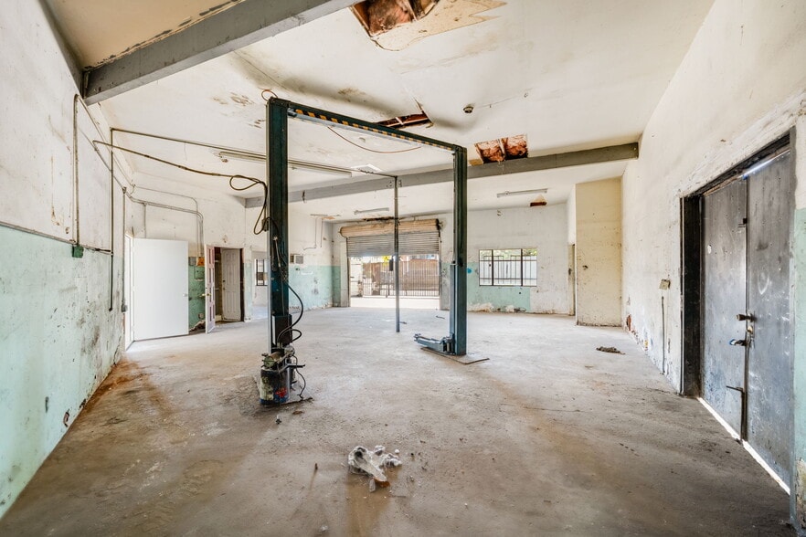 More Photos Of 4733 W Adams Blvd, Los Angeles General Retail For Sale