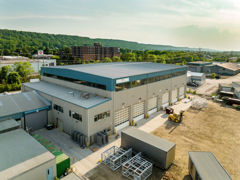 More Photos Of 115 S Service Rd W, Grimsby Manufacturing For Lease
