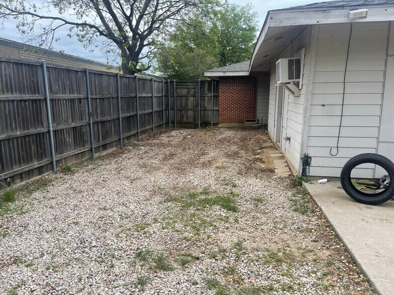 More Photos Of 2513 E Union Bower Rd, Irving Warehouse For Lease