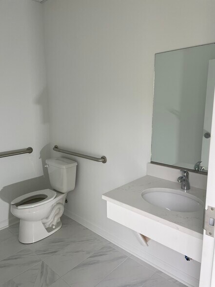 More Photos Of 13211 Coursey Blvd, Baton Rouge Storefront For Lease