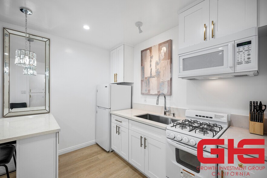 More Photos Of 4214 Montclair St, Los Angeles Apartments For Sale