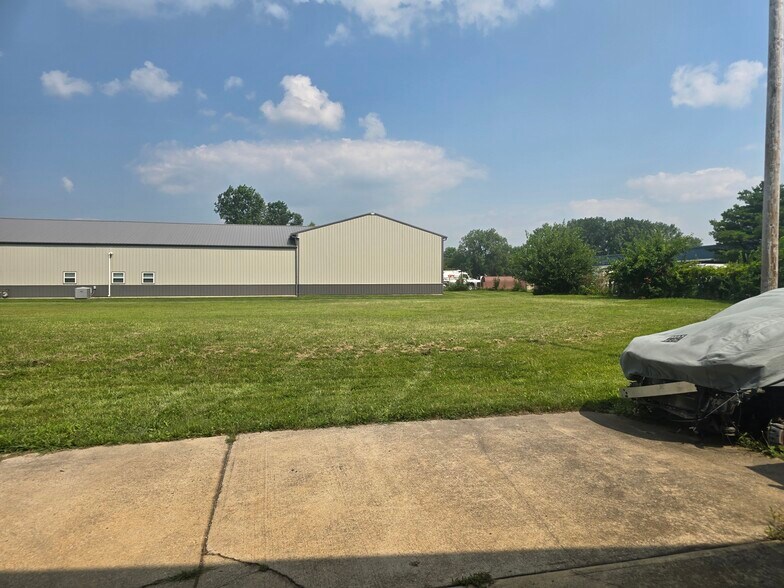 More Photos Of 423 Ransdell Rd, Lebanon Flex For Sale