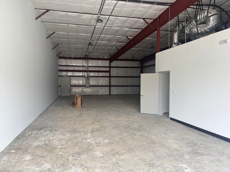 More Photos Of 1905 Longmire Rd, Conroe Unknown For Lease