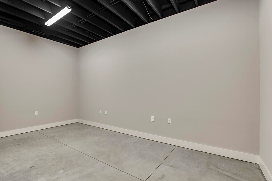 More Photos Of 145 US-70, Lenoir City Flex For Lease