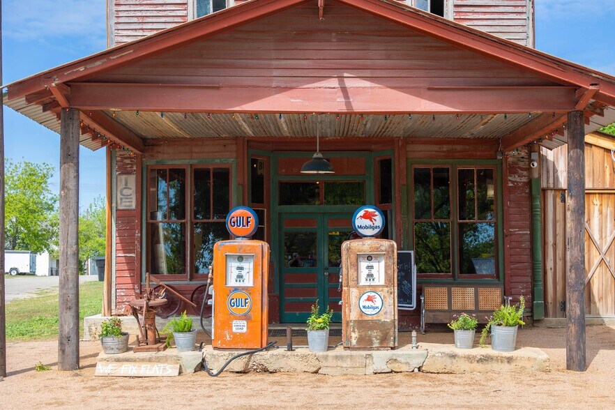 More Photos Of 622 Main st, Blanket Storefront Retail Office For Sale