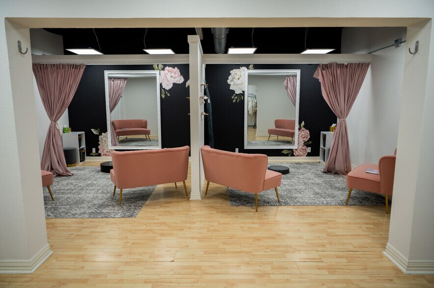 More Photos Of 6717 Calmont Ave, Fort Worth General Retail For Lease
