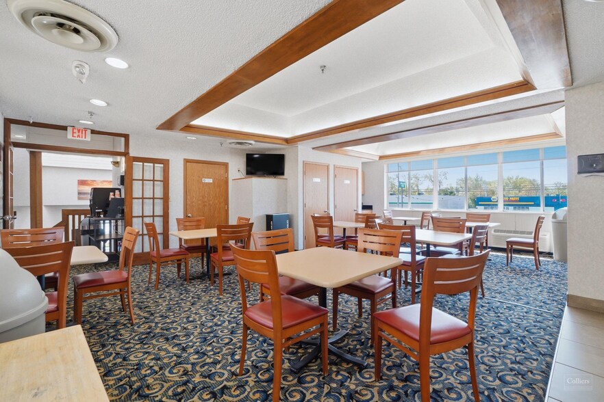 More Photos Of 1723 E Perry St, Port Clinton Hotel For Sale