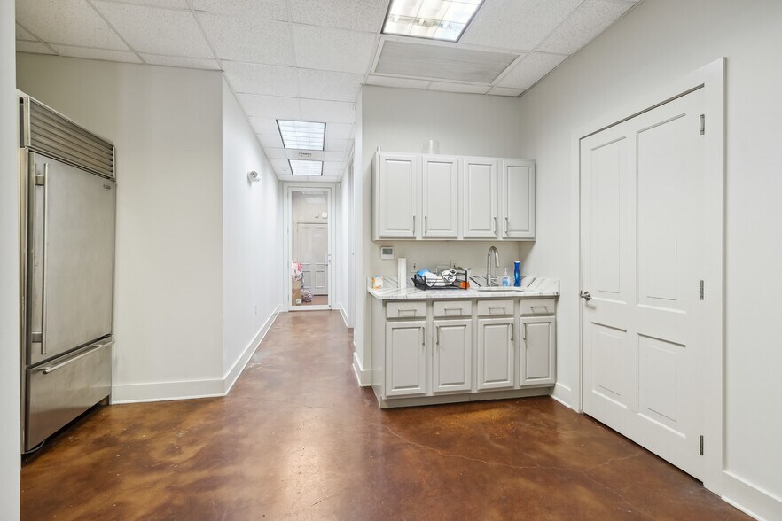 More Photos Of 920 - 926 Tchoupitoulas St, New Orleans Light Distribution For Sale