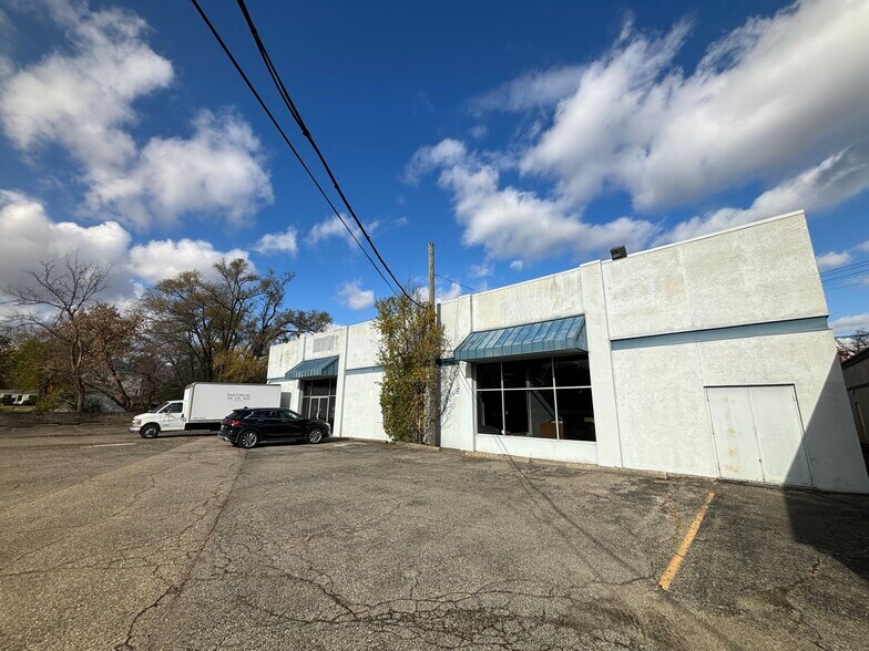 More Photos Of 32315 Grand River Ave, Farmington Freestanding For Lease