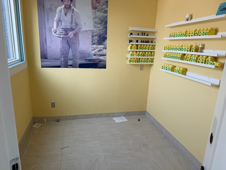 More Photos Of 9200 Mary St, Chilliwack Storefront Retail Office For Sale