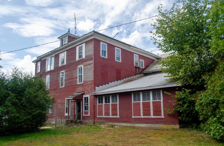 More Photos Of 183 Main St, Hyde Park Showroom For Lease