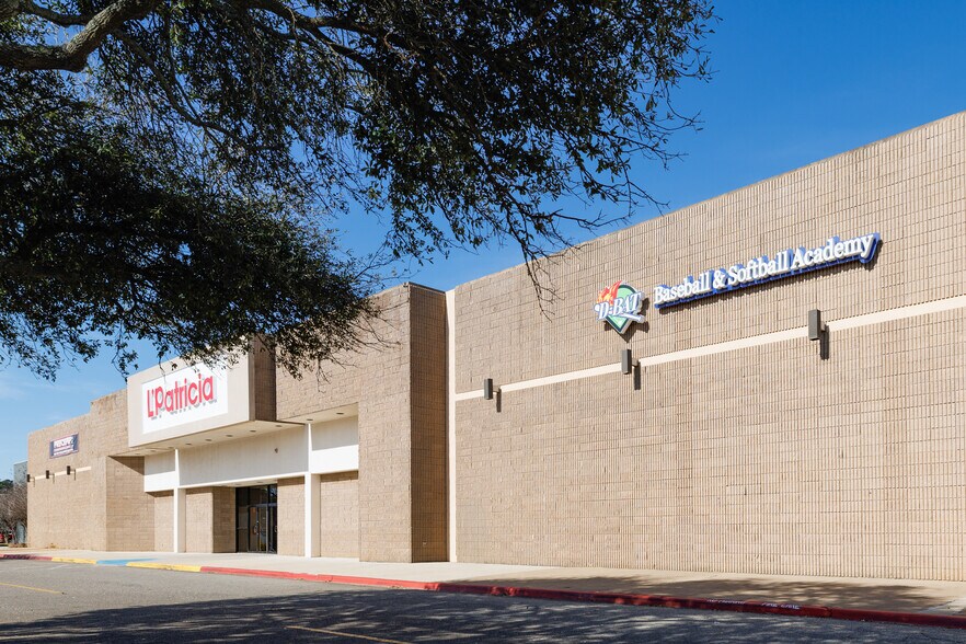 More Photos Of 3520 McCann Rd, Longview Department Store For Lease