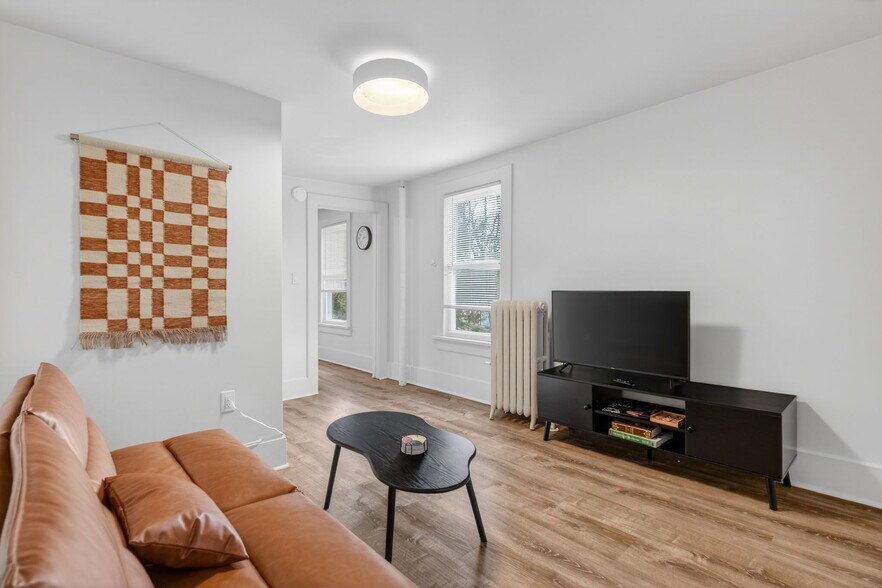 More Photos Of 5-9 Rock City Rd, Woodstock Storefront Retail Residential For Sale