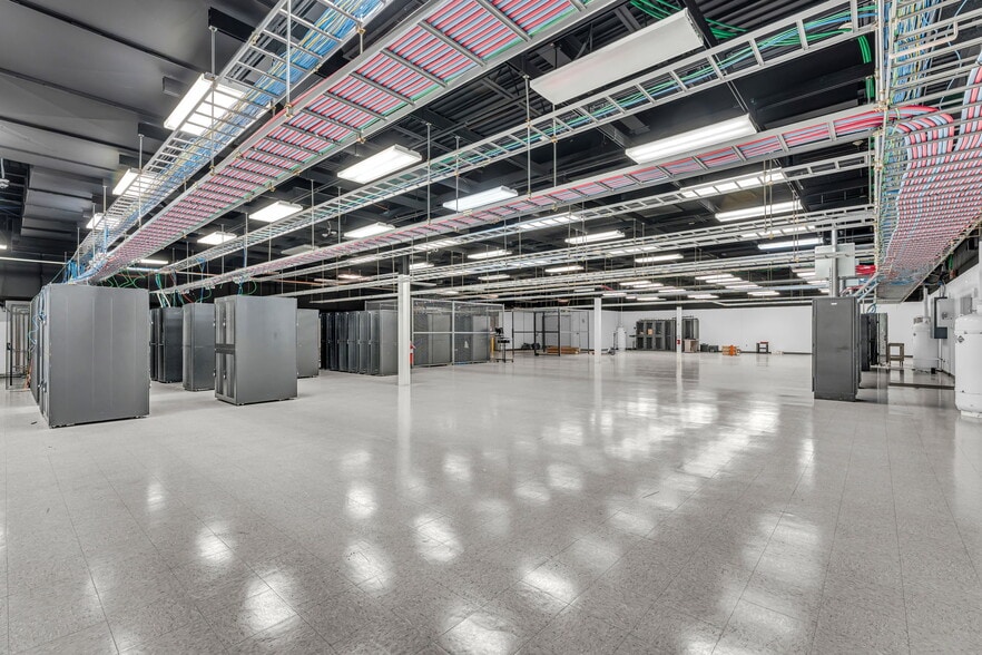 More Photos Of 400 SE Jefferson St, Topeka Flex For Sale