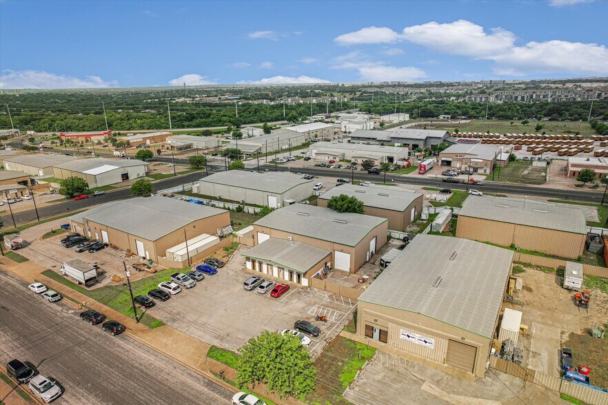 More Photos Of 2411 Patterson Industrial Dr, Pflugerville Warehouse For Lease