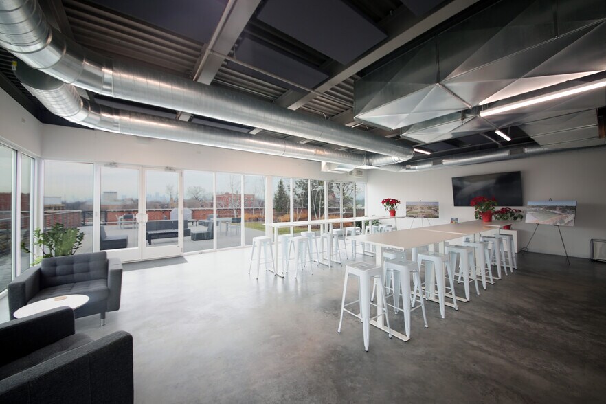More Photos Of 4131 S State St, Chicago Manufacturing For Lease