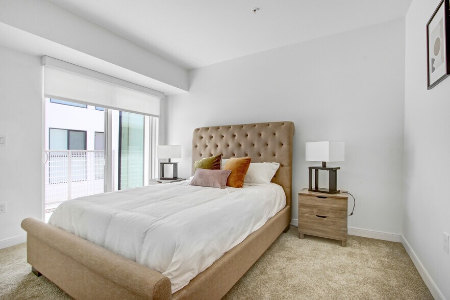 More Photos Of 6625 Reseda Blvd, Reseda Apartments For Lease