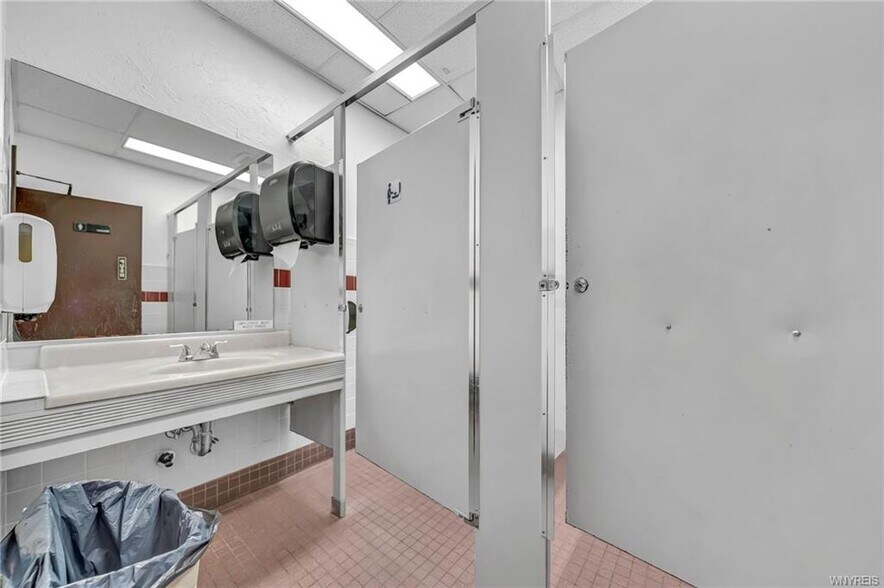 More Photos Of 3019 Pine Ave, Niagara Falls Restaurant For Sale