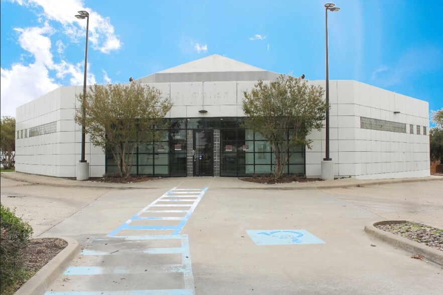 Primary Photo Of 3028 N Josey Ln, Carrollton Bank For Lease