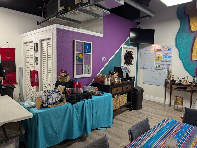More Photos Of 7015 N Manhattan Ave, Tampa Storefront Retail Office For Lease