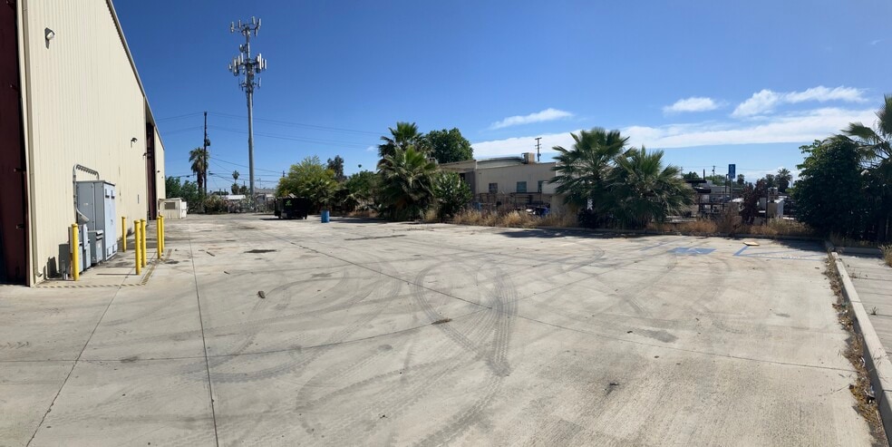 More Photos Of 1300 32nd St, Bakersfield Warehouse For Sale