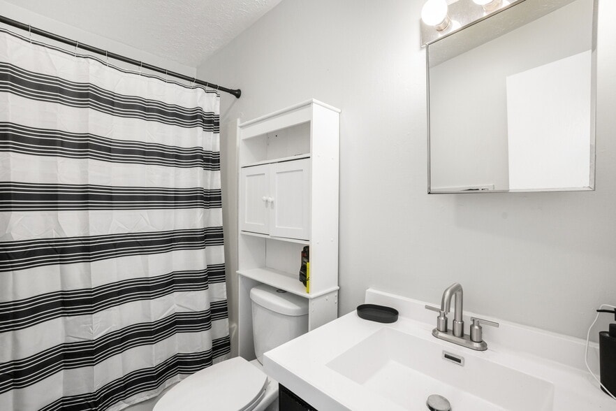 More Photos Of 808 Northside Blvd, Nappanee Apartments For Sale