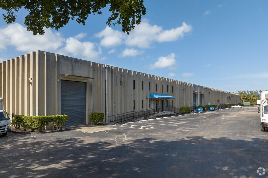 More Photos Of 1721-1731 NW 33rd St, Pompano Beach Warehouse For Lease