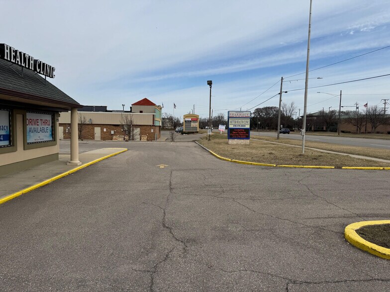 More Photos Of 8275 N Wayne Rd, Westland Storefront Retail Office For Lease