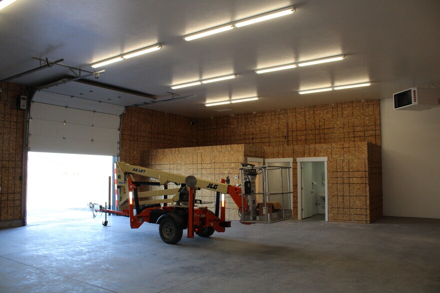More Photos Of 57 W 465 N, Blackfoot Light Manufacturing For Lease