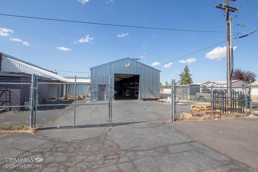 More Photos Of 798 NW 5th St, Redmond Storefront For Lease