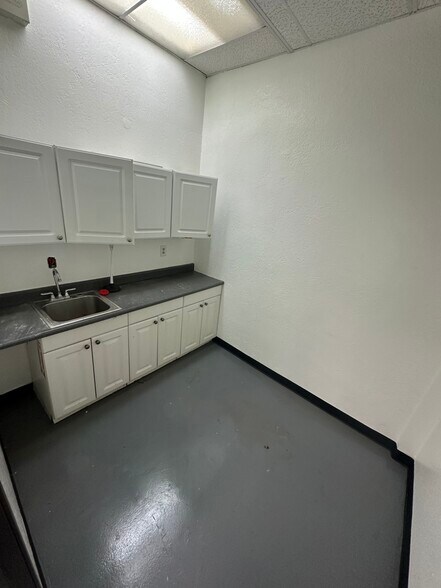 More Photos Of 501 W 17th St, Santa Ana Storefront Retail Office For Lease
