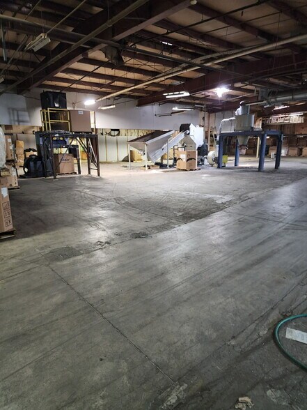 More Photos Of 712 Industrial Ln, Oneida Distribution For Sale