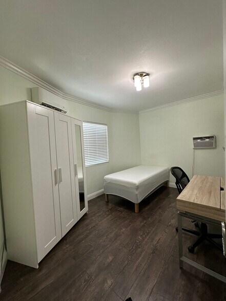 More Photos Of 1161 W 37th Dr, Los Angeles Apartments For Sale