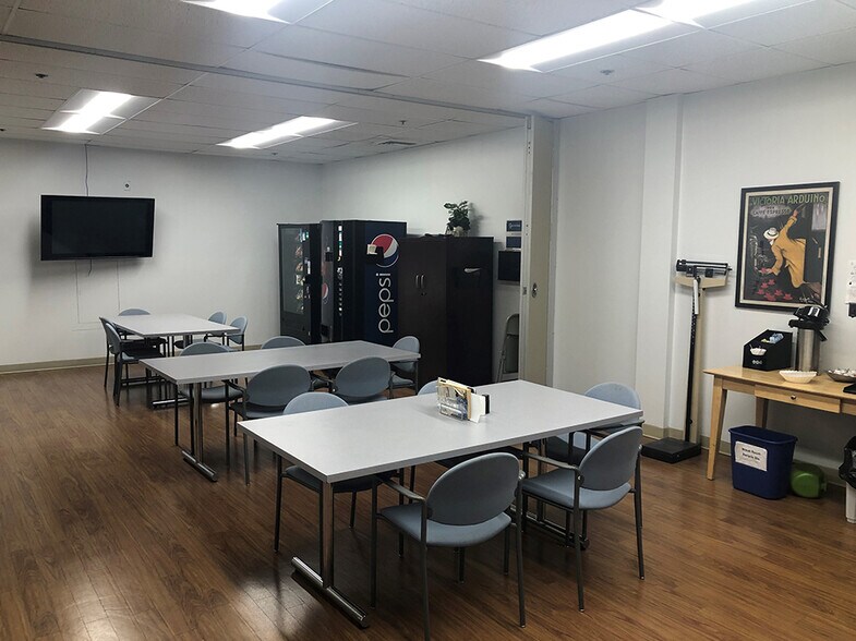 More Photos Of 1332 Londontown Blvd, Eldersburg Light Distribution For Lease