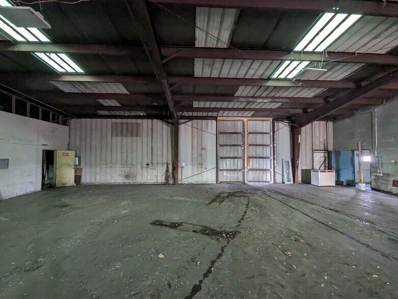 More Photos Of 125 Barlow Rd, Farmington Distribution For Lease