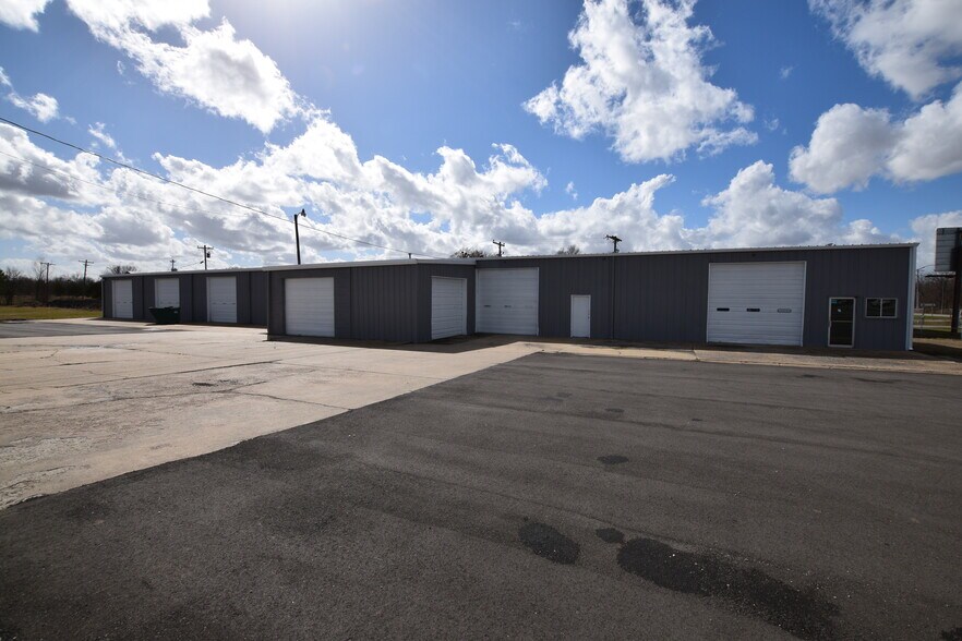 More Photos Of 2175 W Choctaw St, Tahlequah Light Distribution For Sale