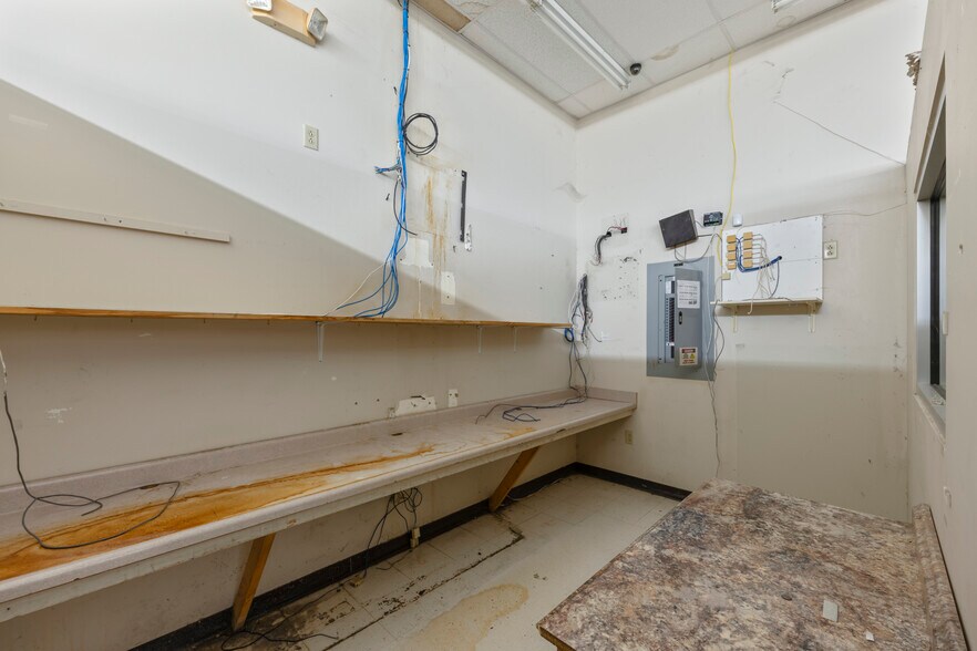 More Photos Of 4200 Skyhawk Pky, Martin Supermarket For Lease