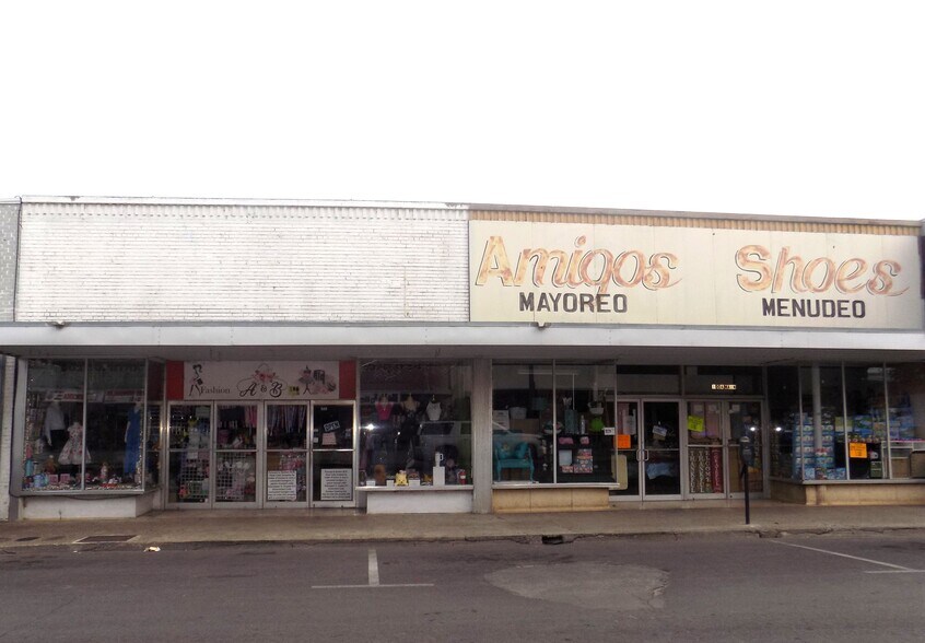 More Photos Of 100 W Main St, Eagle Pass Storefront For Sale