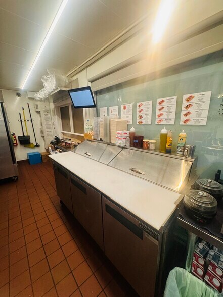 More Photos Of 175 Bay Pl, Oakland Restaurant For Lease