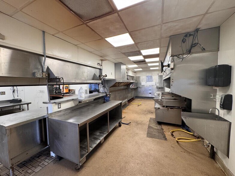 More Photos Of 4765 Montgomery Rd, Cincinnati Restaurant For Sale