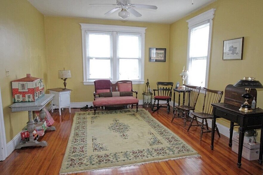 More Photos Of 3891 Amboy Rd, Staten Island Office Residential For Sale