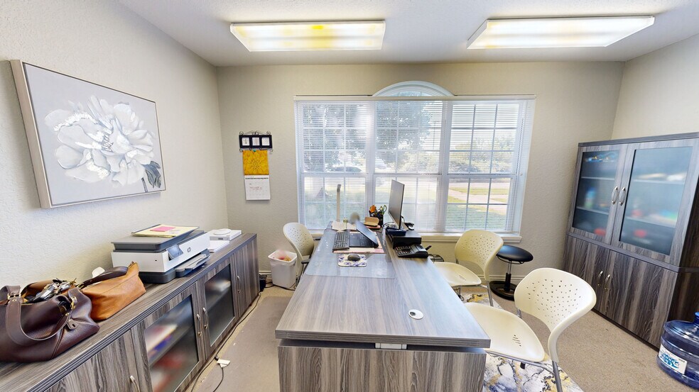 More Photos Of 102 Executive Dr, Bentonville Office For Lease