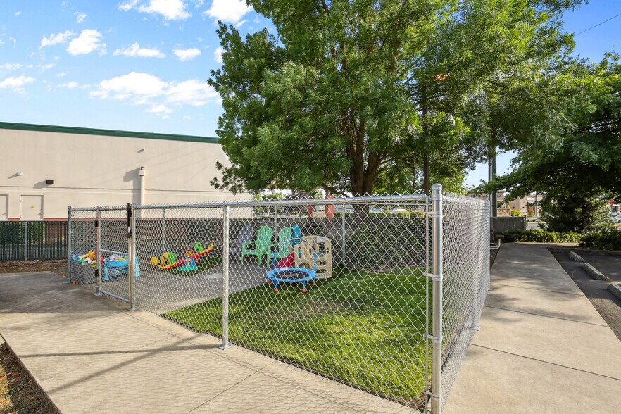 More Photos Of 81 Freeman Ct, Central Point Office For Sale