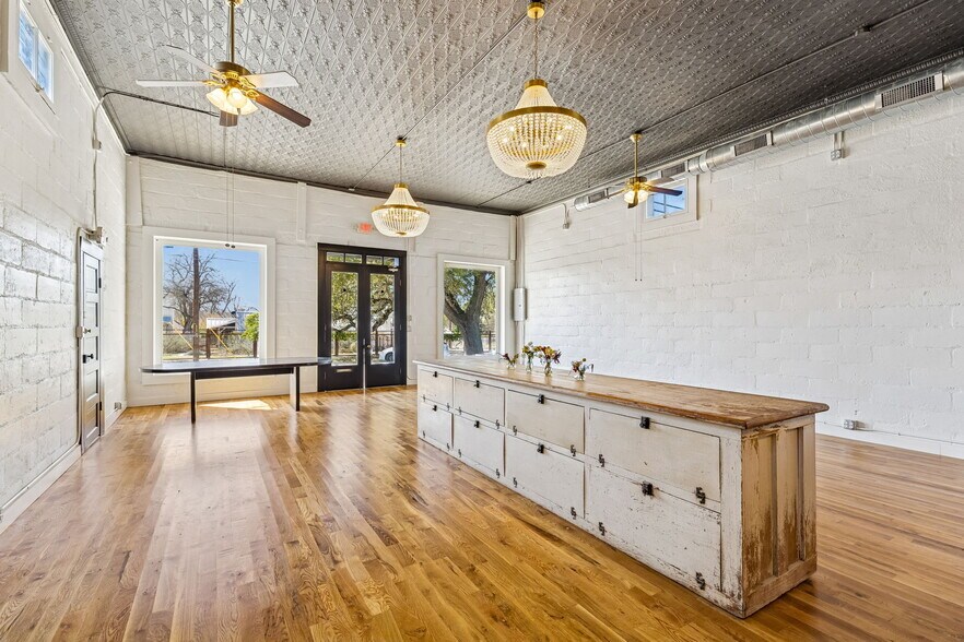 More Photos Of 606 High St, Comfort Storefront For Sale