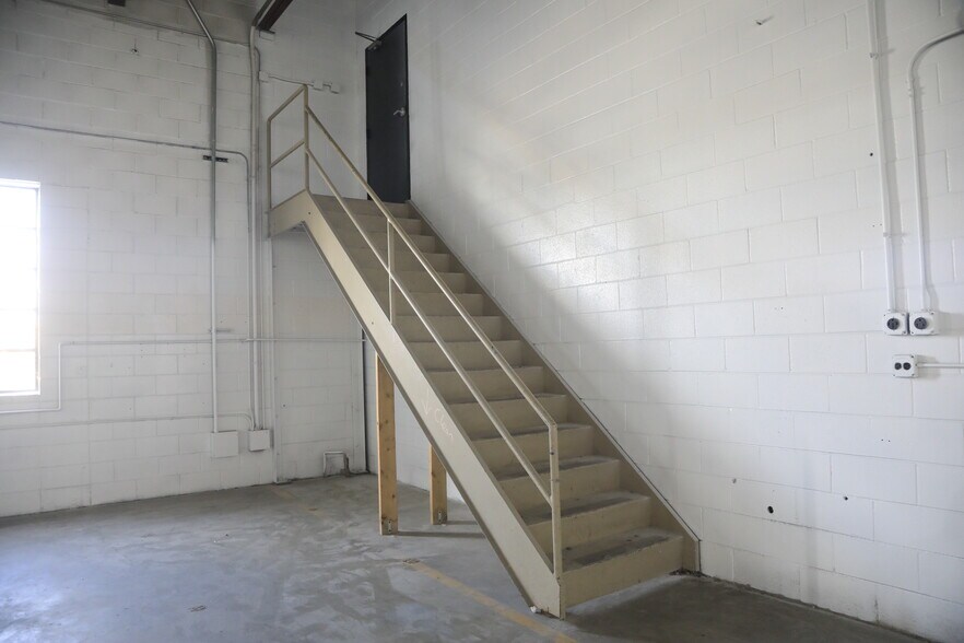 More Photos Of 2080 Harlem Ave, Riverside Auto Repair For Lease