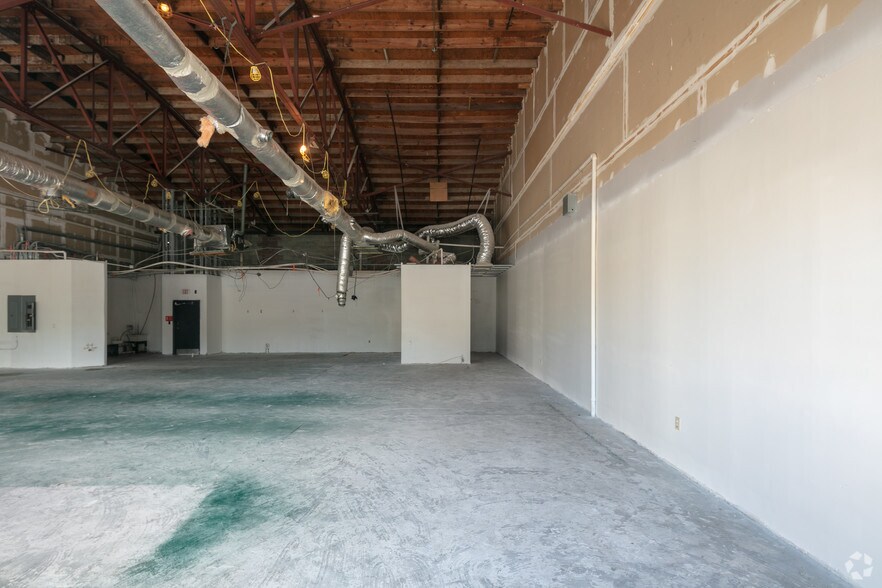 More Photos Of 480 E Bay St, Charleston General Retail For Lease