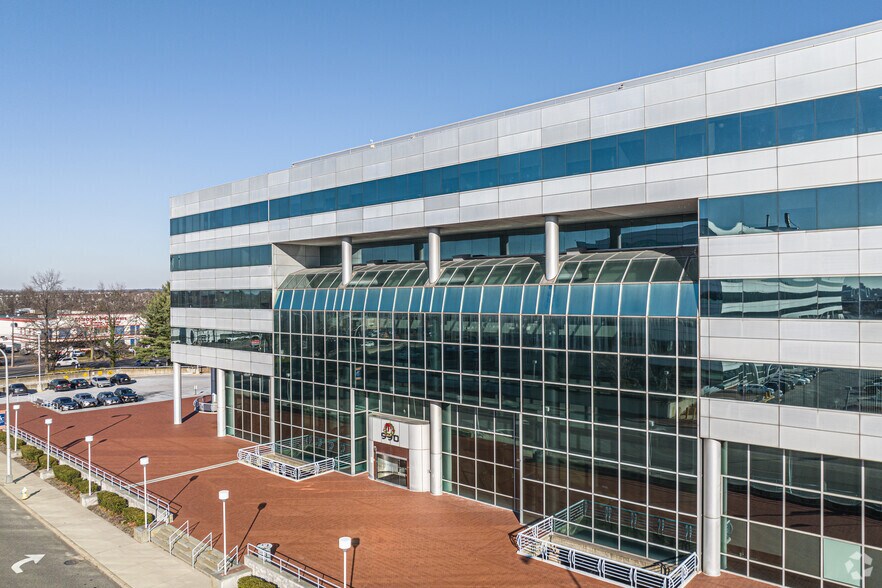 More Photos Of 990 Stewart Ave, Garden City Office For Lease