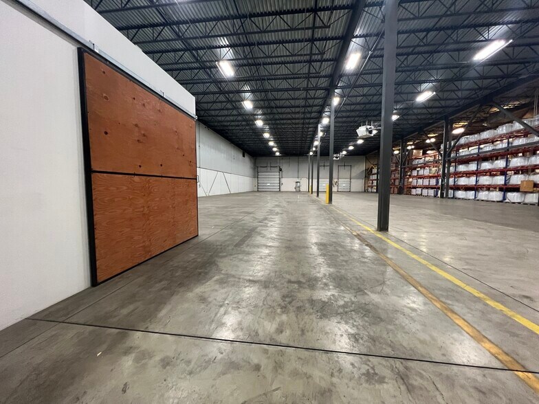 More Photos Of 1200 Boul Industriel, Farnham Industrial For Lease