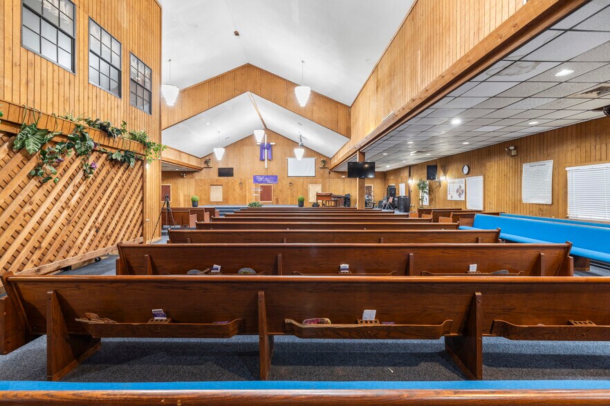 More Photos Of 10511 Main St, Thonotosassa Religious Facility For Sale